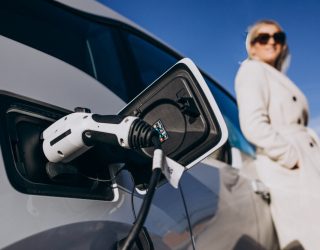 Combien de panneaux solaires pour recharger votre voiture électrique ?