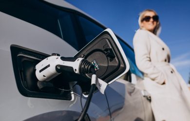 Combien de panneaux solaires pour recharger votre voiture électrique ?